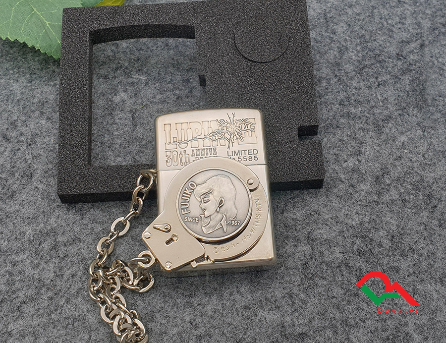 Bật lửa Zippo hình cô gái