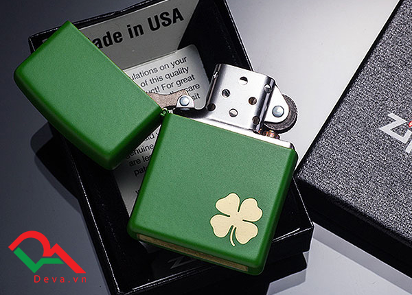 bật lửa zippo sơn màu xanh có cỏ 4 lá 