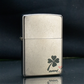 Zippo Bạc Xước Cổ Điển In Hình Cỏ 4 Lá May Mắn Z08